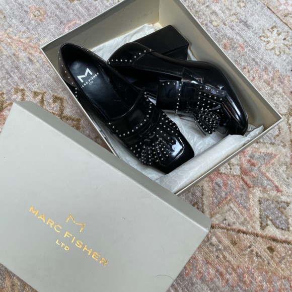 Marc Fisher Heeled Black Patent Loafer w Tassel - Picture 2 of 4
